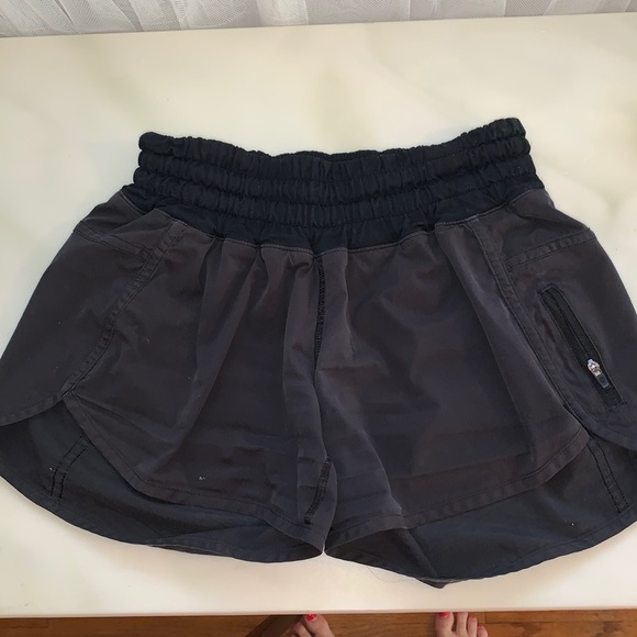 lululemon athletica Pants - Lululemon Black Tracker Shorts Size 4